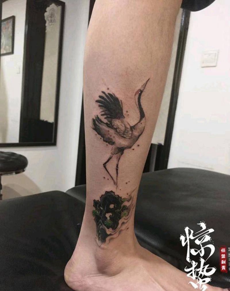 仙鹤覆盖纹身图片_腿部水墨纹身图案