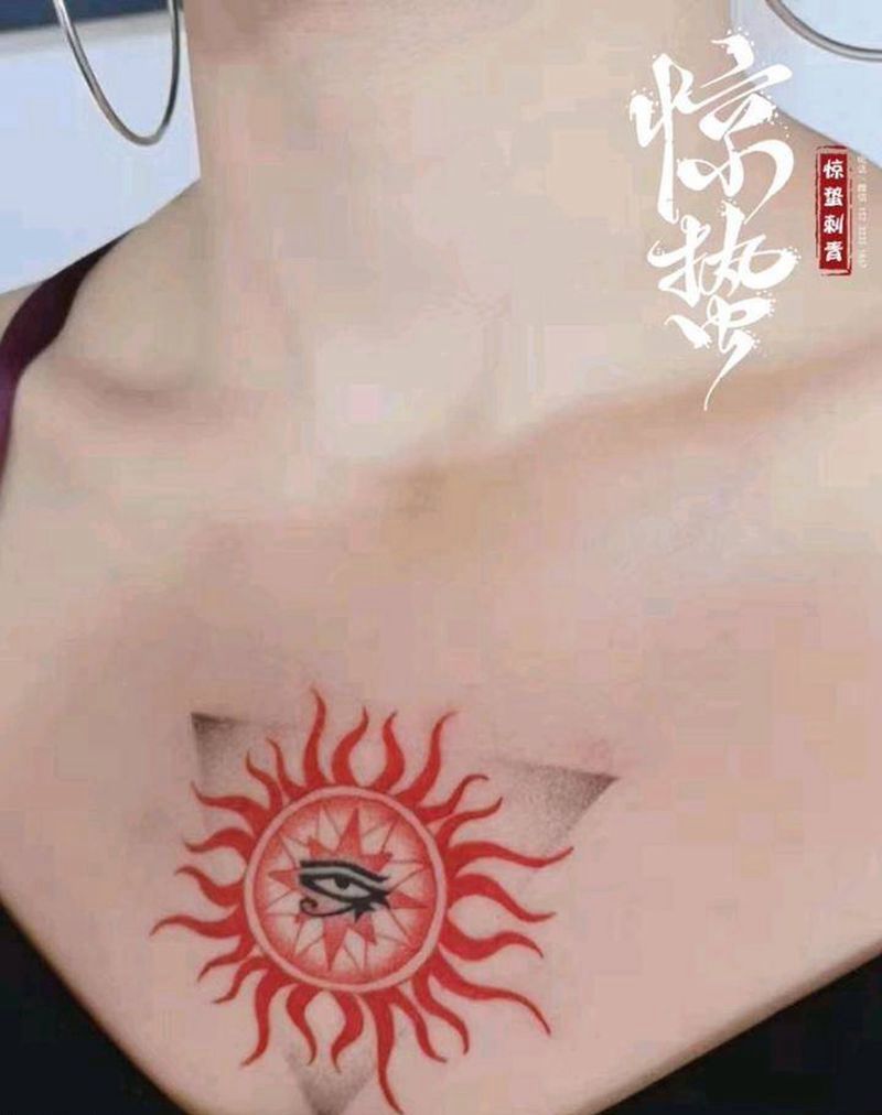太阳中的荷鲁斯之眼纹身图片_胸部点刺纹身图案