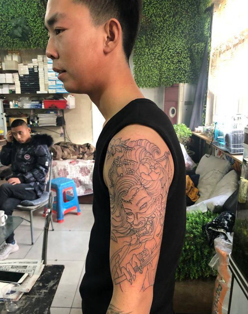 大臂线条纹身图片