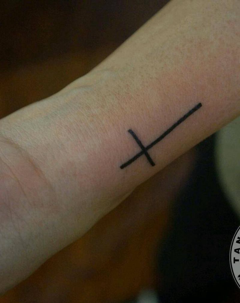 十字架纹身图片_手臂清新字符唐山惊蛰成品纹身图案