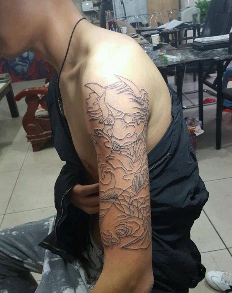 般若线条大臂外侧纹身图片