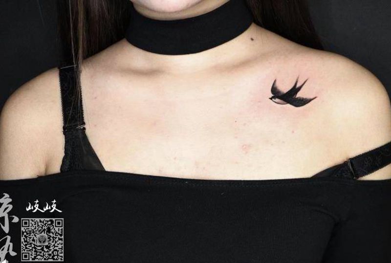 小清新燕子纹身图片_成品胸部清新纹身图案