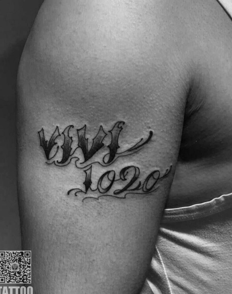 大臂花字体纹身图片_成品手臂清新字符惊蛰刺青纹身图案