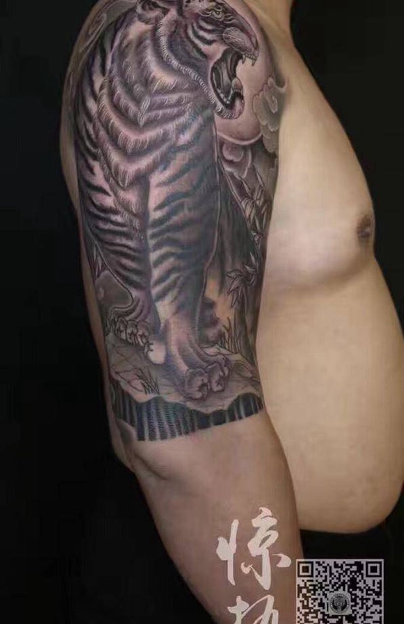 老虎包大臂纹身图片_成品手臂传统动物纹身图案