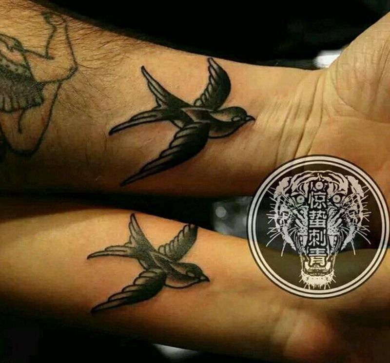 燕子情侣纹身图片_手臂清新动物唐山惊蛰女性纹身唐山惊蛰情侣纹身成品纹身图案