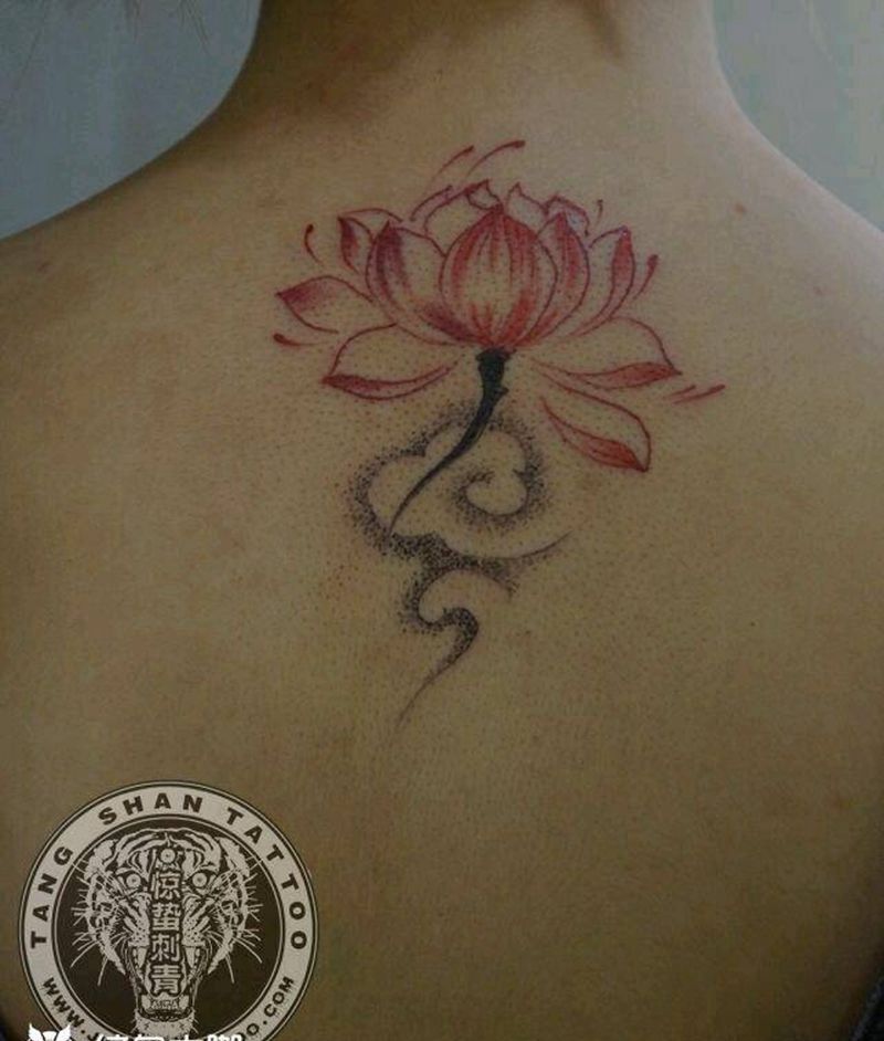 红莲纹身图片_背部清新植物唐山惊蛰女性纹身成品纹身图案