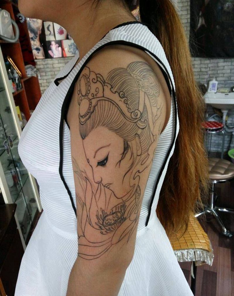 大臂艺姬纹身图片_肩部肖像清新人物插画纹身图案