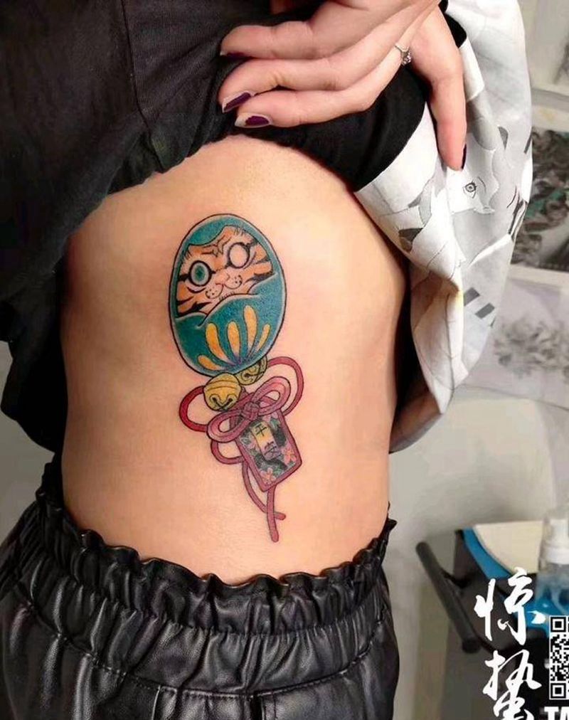 达摩与平安符纹身图片_腰部老传统纹身图案