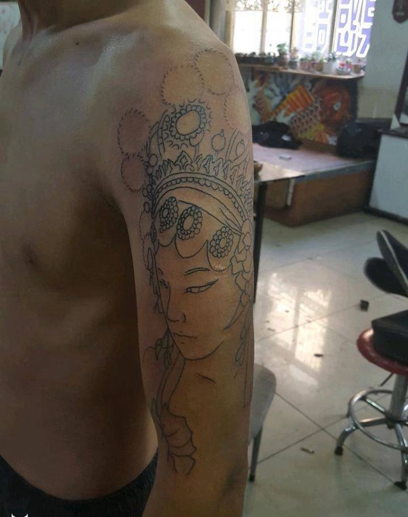 大臂外侧 花旦线条纹身图片