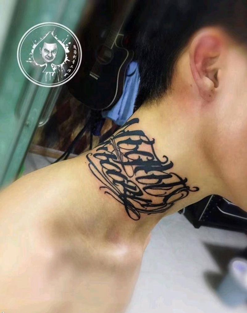 花体字纹身图片_颈部花体字纹身图案