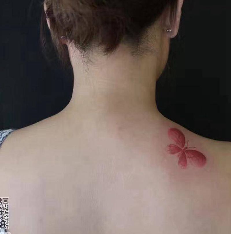 红蝴蝶纹身图片_成品肩部清新动物纹身图案