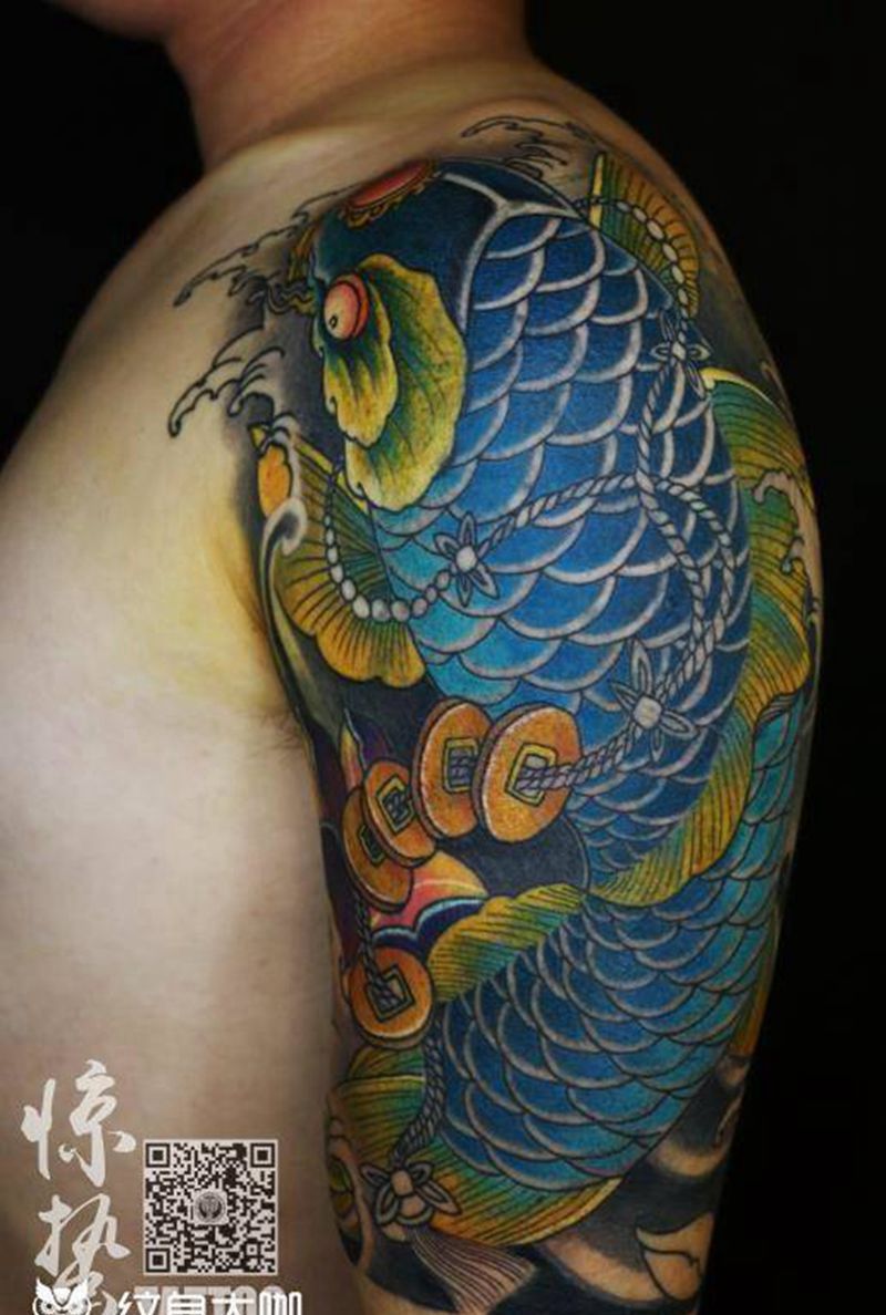 传统彩色鱼纹身图片_成品肩部传统动物纹身图案