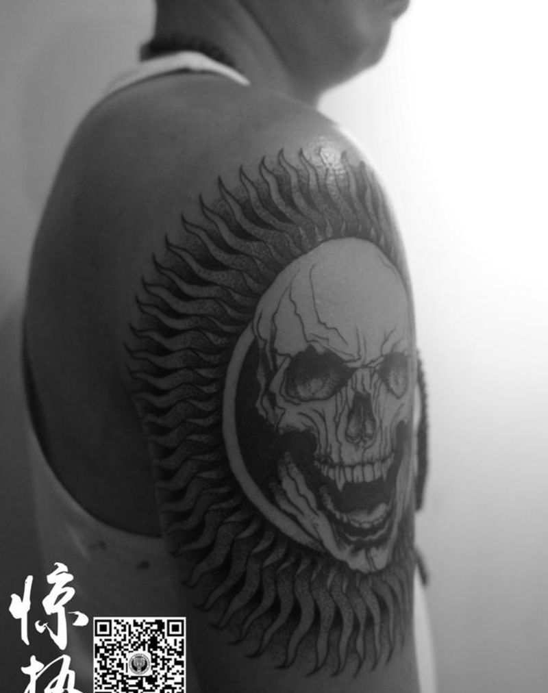 点刺骷髅图腾纹身图片_成品手臂欧美图腾惊蛰刺青纹身图案