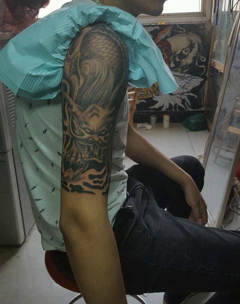 麒麟。大臂外侧纹身图片