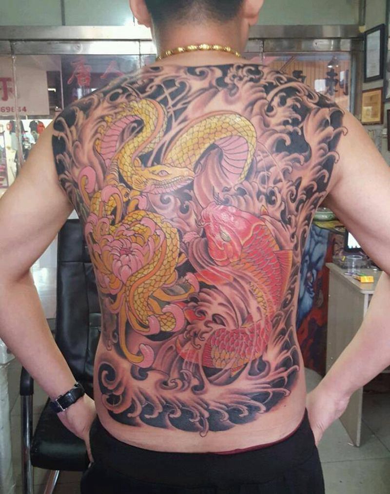 满背蛇纹身图片