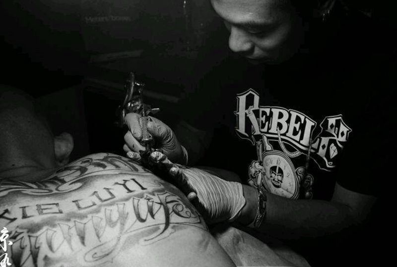 后背花字体纹身图片_背部欧美字符唐山惊蛰成品纹身图案