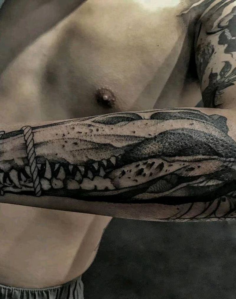 小臂鳄鱼骨纹身图片_手臂New School点刺纹身图案