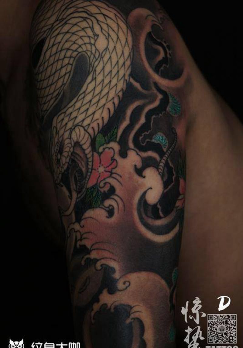 包大臂蛇纹身图片_成品手臂传统动物纹身图案