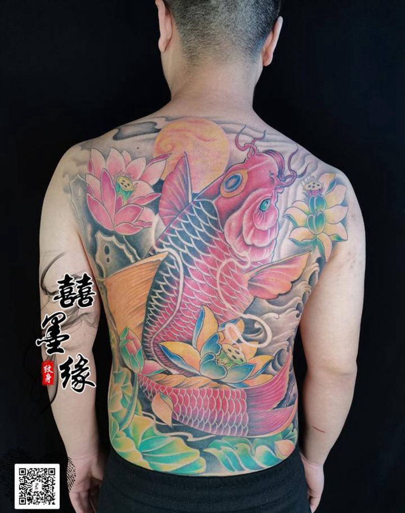 锦鲤纹身图片_背部纹身图案
