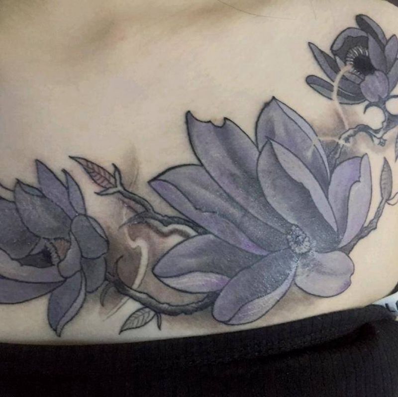 木兰花纹身图片_胸部新传统纹身图案