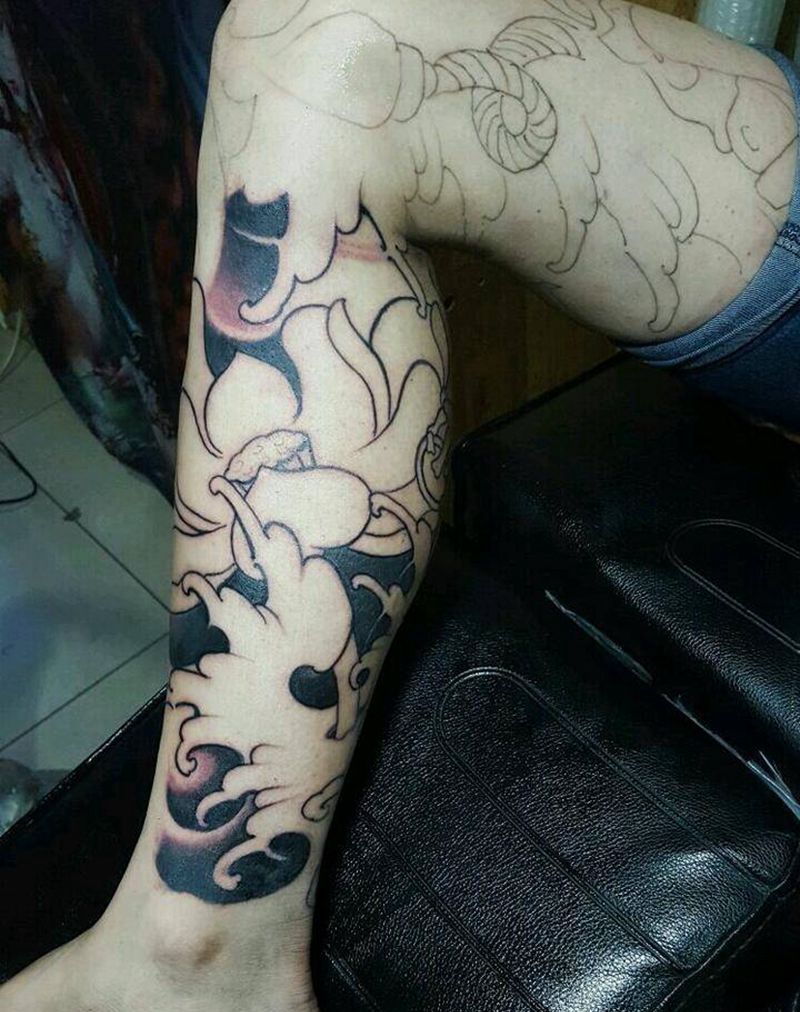 包小腿荷花纹身图片