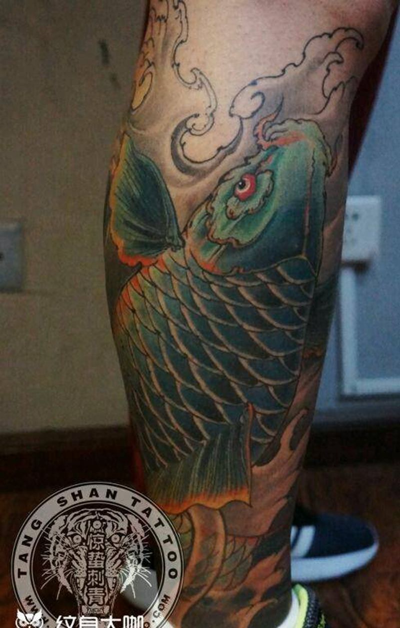 锦鲤纹身图片_腿部传统动物原创唐山惊蛰成品纹身图案