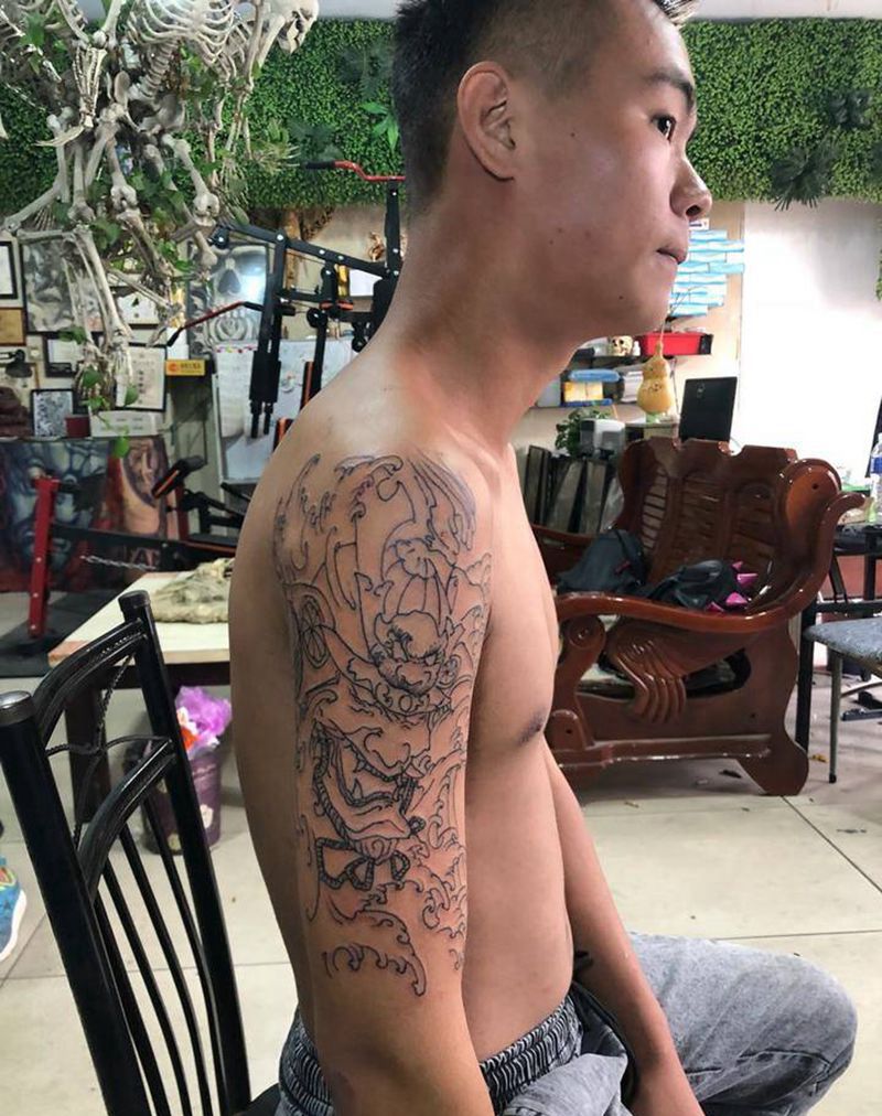 大臂外侧鬼武士线条纹身图片