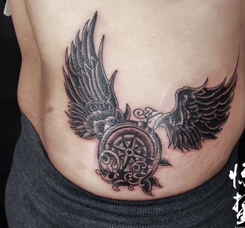 指南针与翅膀纹身图片