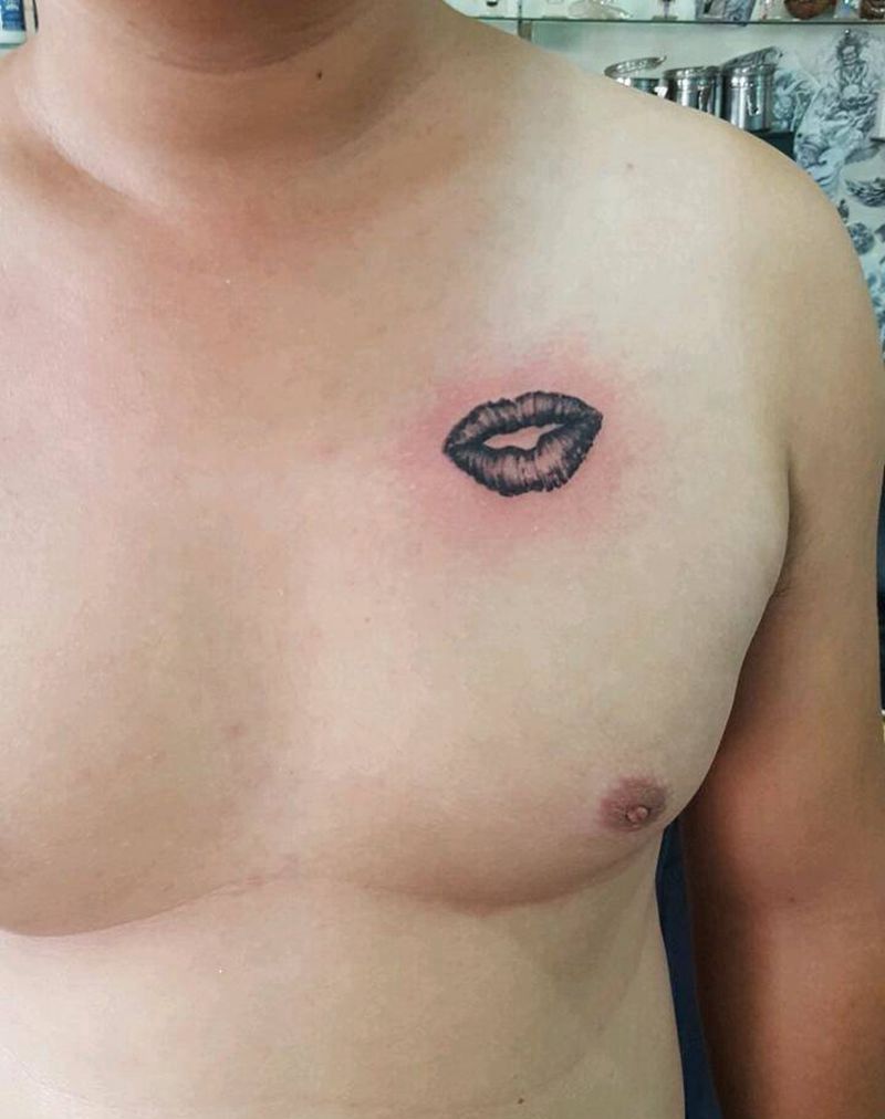 嘴唇纹身图片
