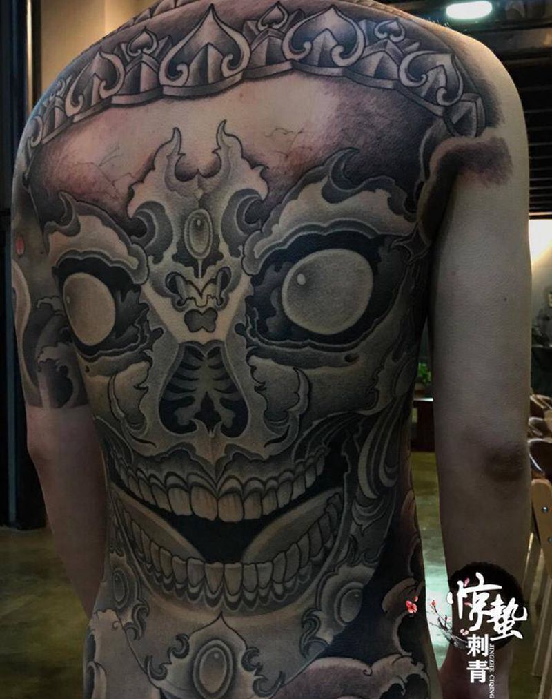 满背嘎巴拉纹身图片