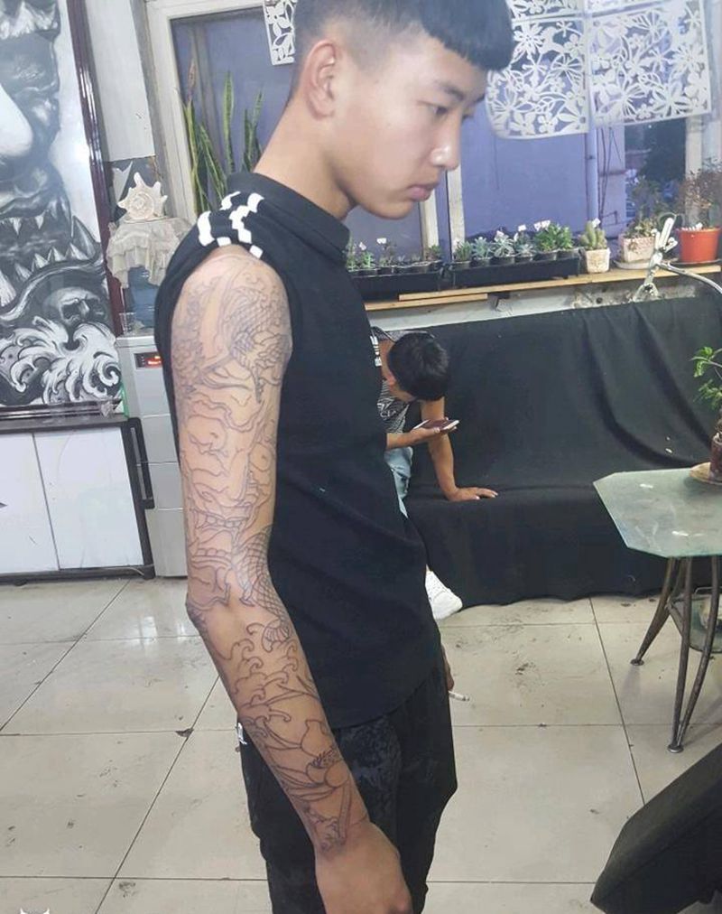 花臂线条纹身图片