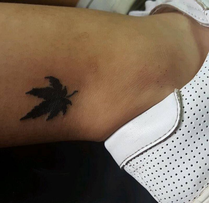 小枫叶纹身图片