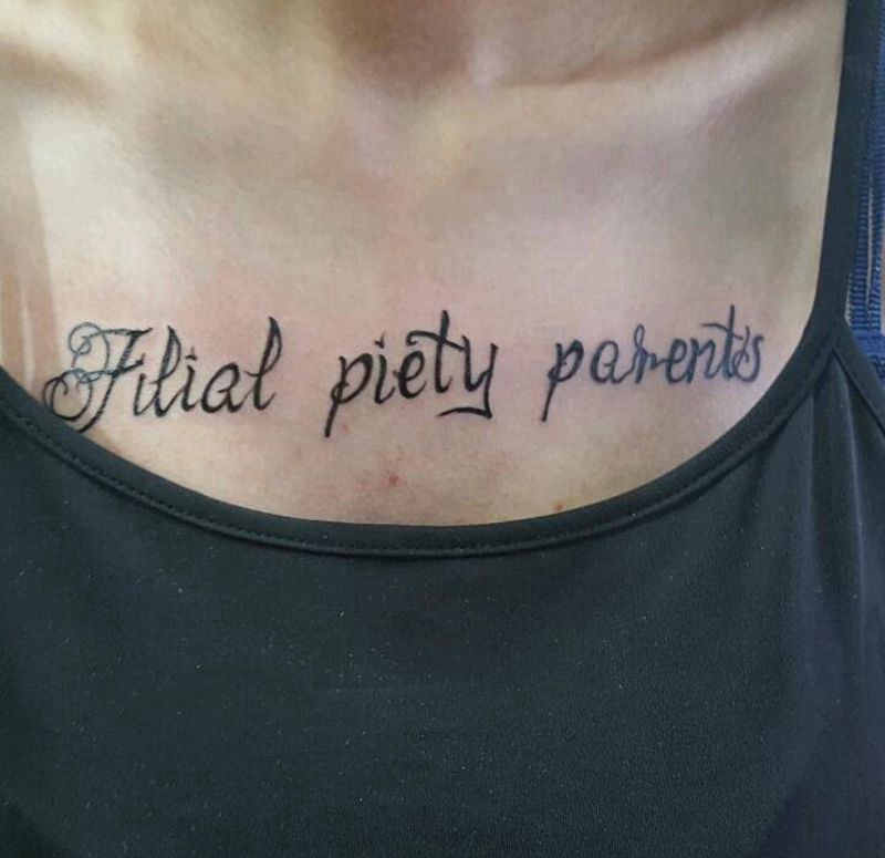 美女前胸纹身纹身图片