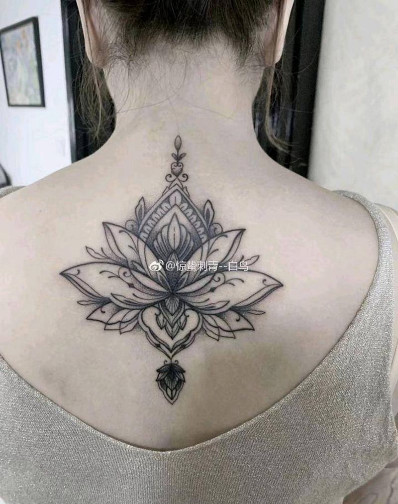 背后梵花点刺纹身图片_背部点刺纹身图案
