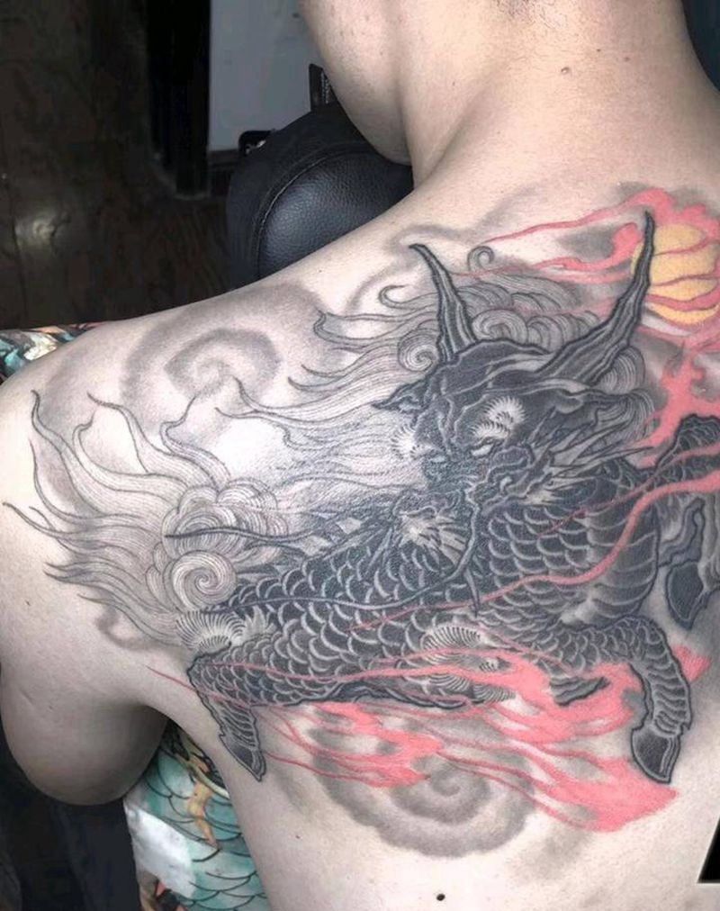 背部麒麟纹身图片_背部老传统新传统纹身图案