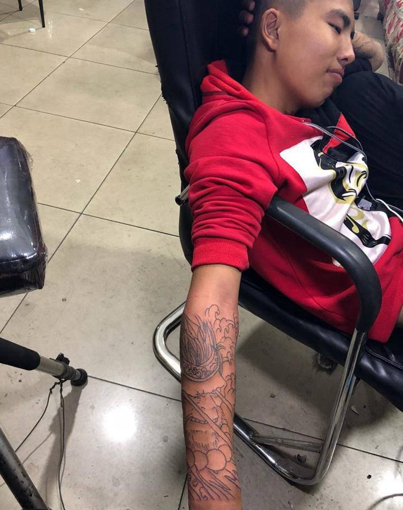 孙悟空包小臂线条纹身图片