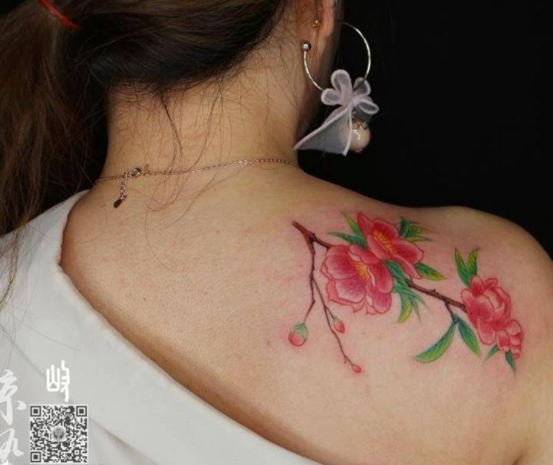 彩色桃花纹身图片_成品肩部清新写实植物纹身图案