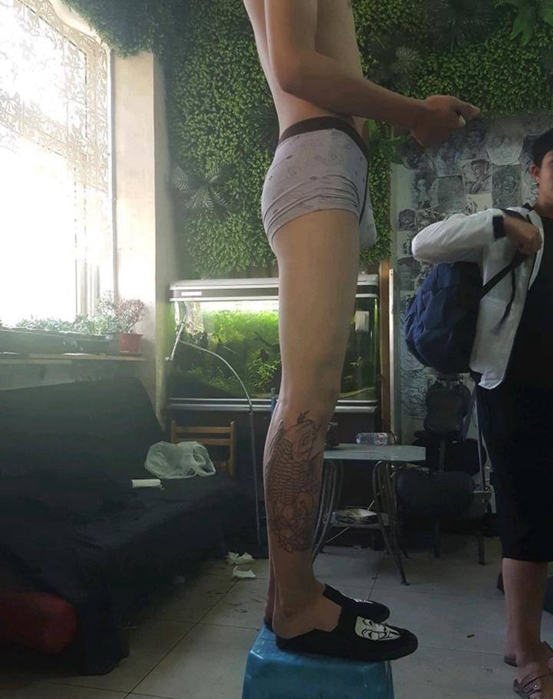 小腿鱼线条纹身图片