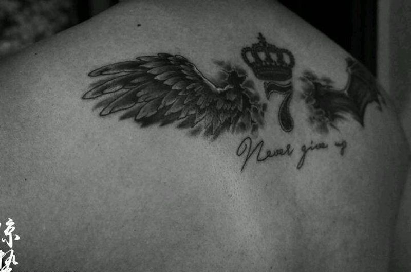 天使与恶魔同在纹身图片_背部欧美写实原创唐山惊蛰成品纹身图案