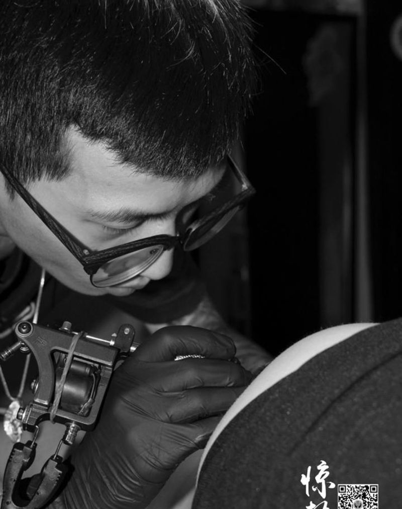 哥特英文纹身图片_成品颈部清新字符惊蛰刺青原创纹身图案