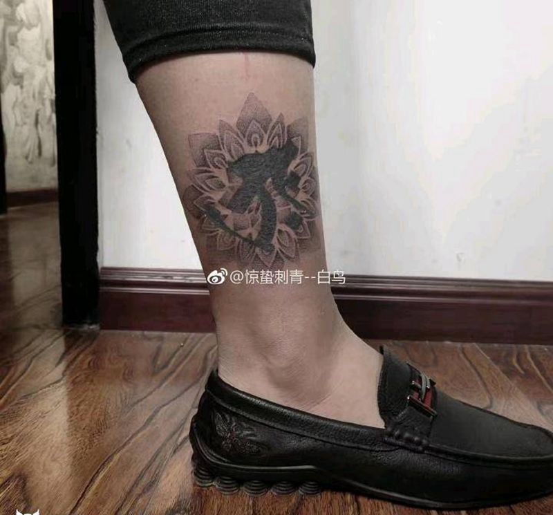 梵花背景添加纹身图片_腿部点刺纹身图案