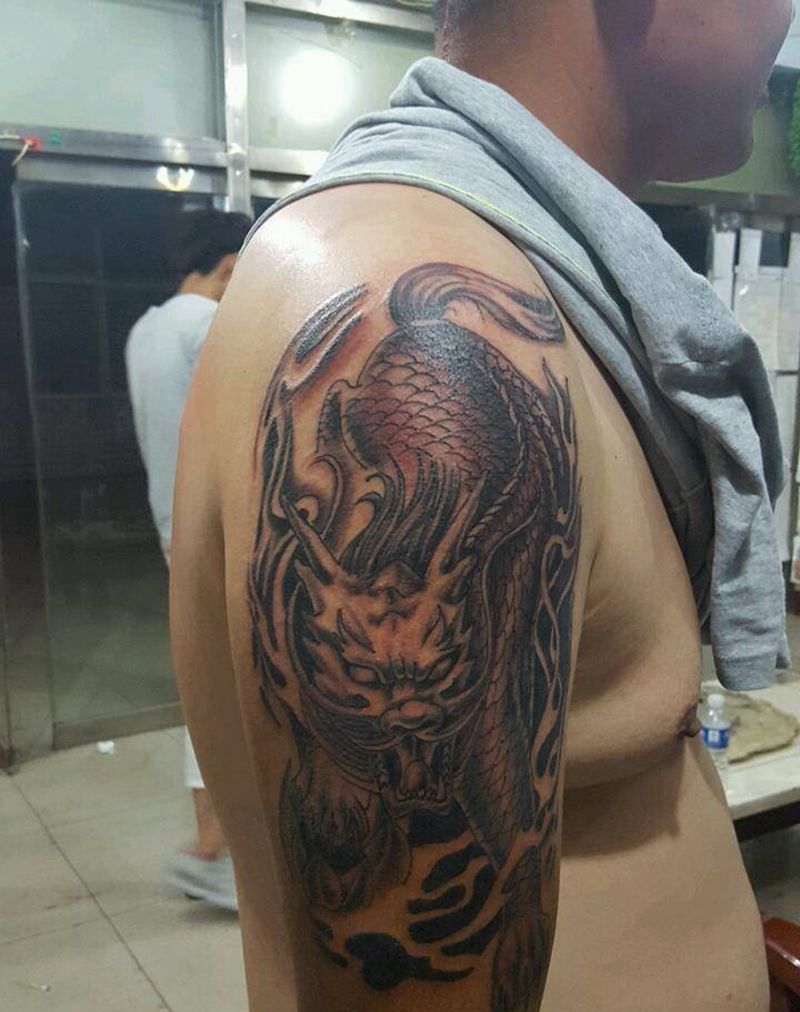 大臂麒麟纹身图片