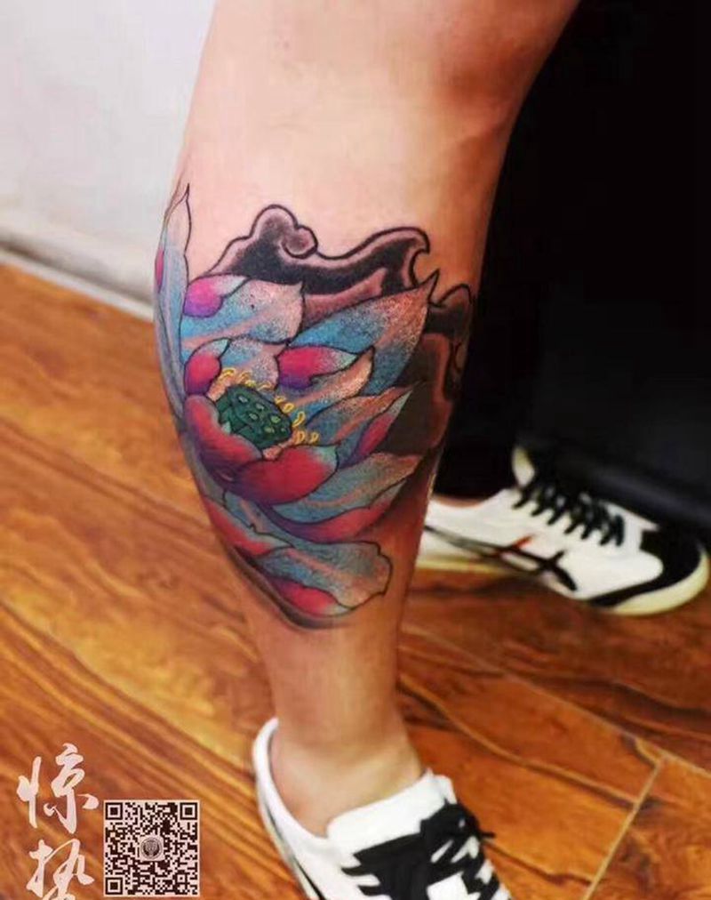 小腿荷花纹身图片_成品腿部传统写实植物纹身图案