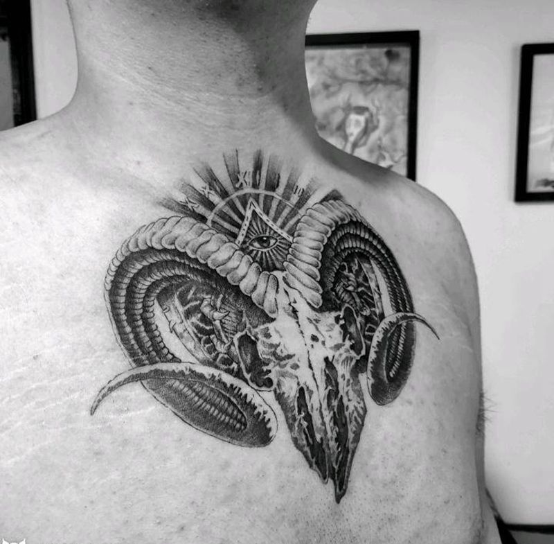 暗黑羊头纹身图片_胸部欧美写实水墨纹身图案