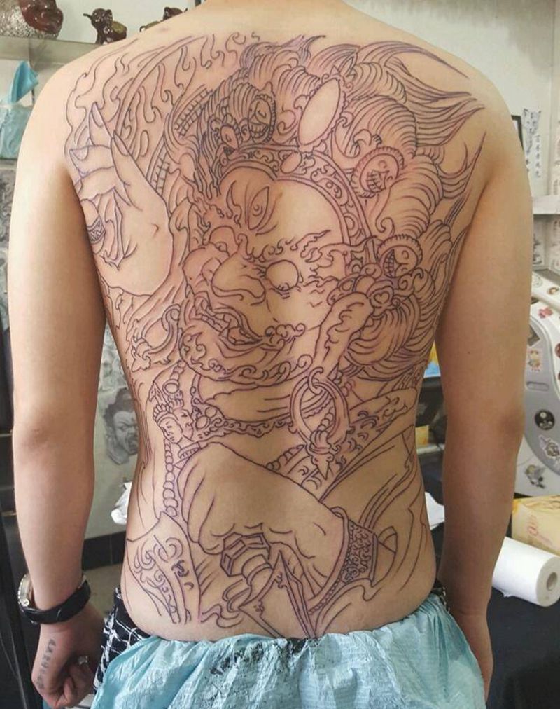 满背黑天线条纹身图片