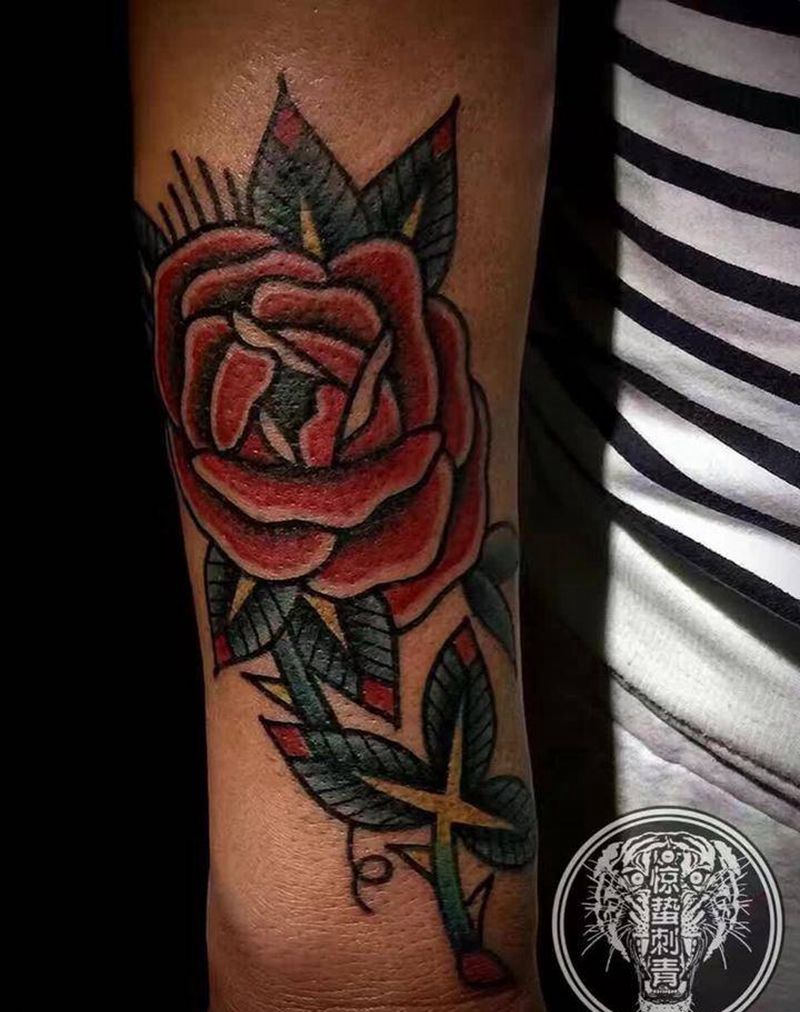 Oldschool玫瑰纹身图片_成品手臂欧美植物惊蛰刺青纹身图案