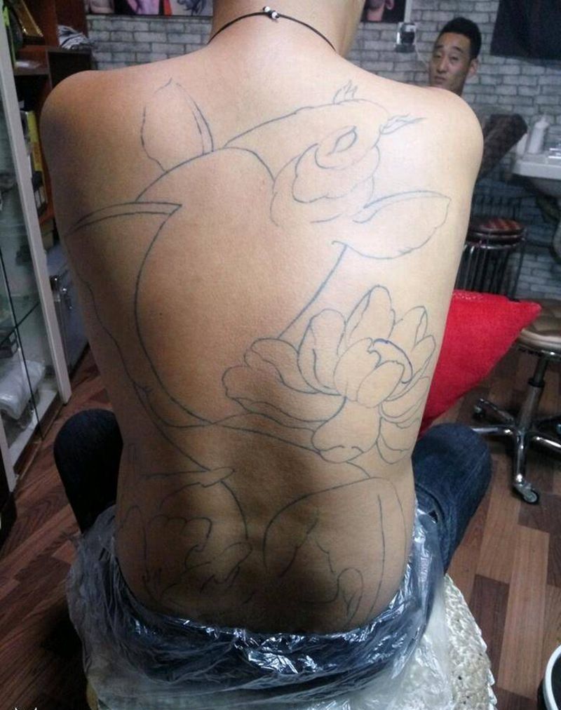 修改后背鱼纹身图片