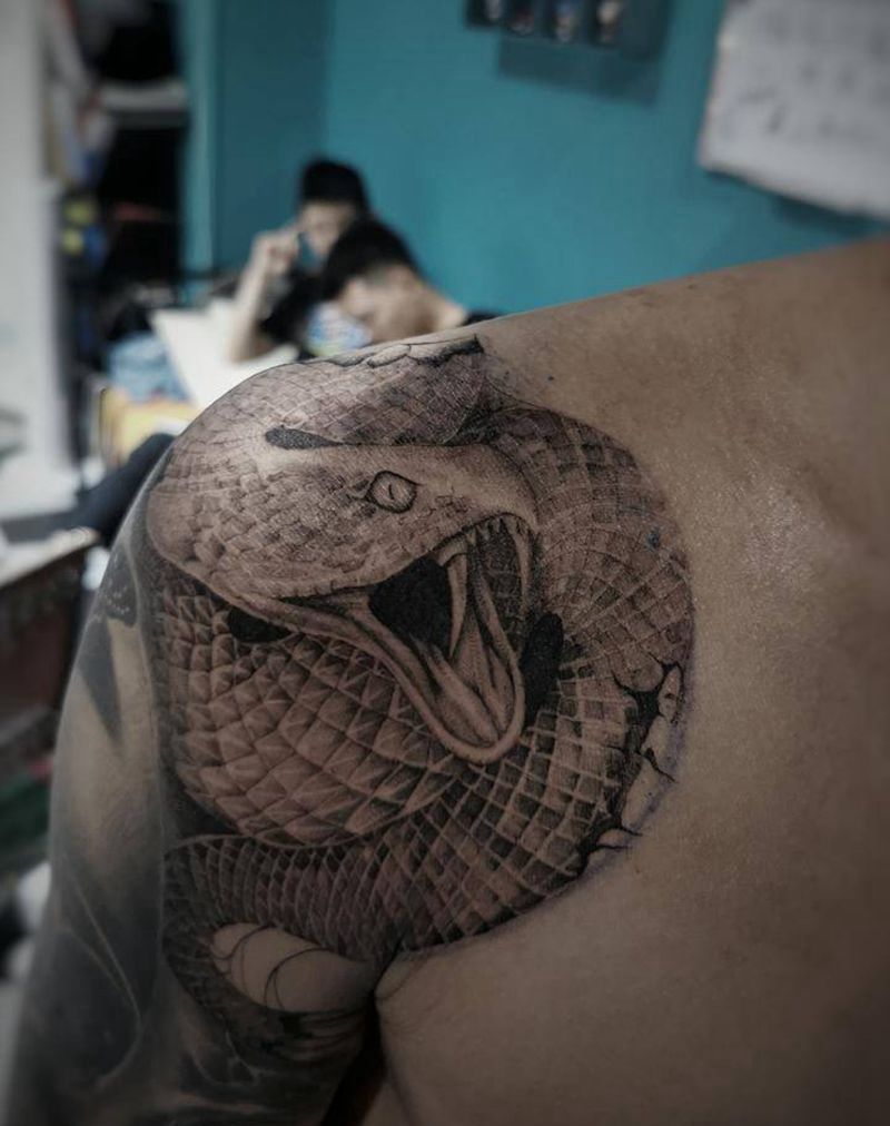 蛇  包肩纹身图片_点刺写实蛇肩膀纹身图案