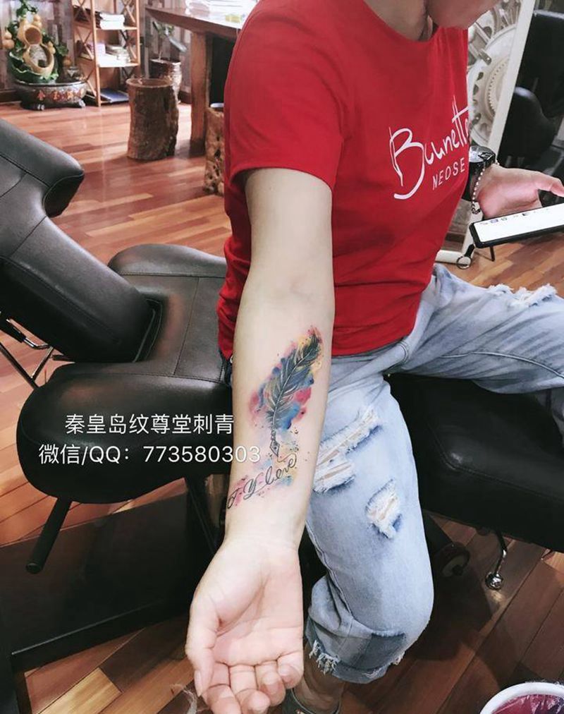 水彩羽毛纹身图片