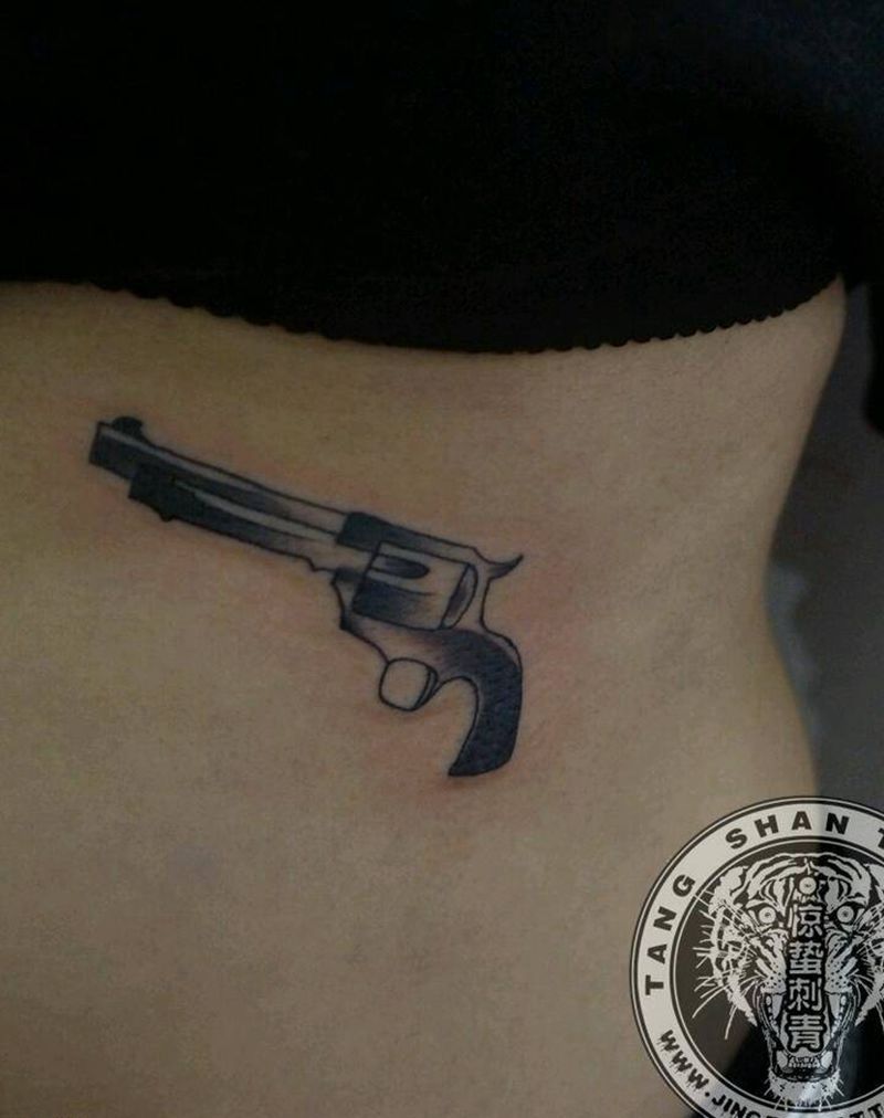 手枪纹身图片_腰部清新原创唐山惊蛰女性纹身成品纹身图案